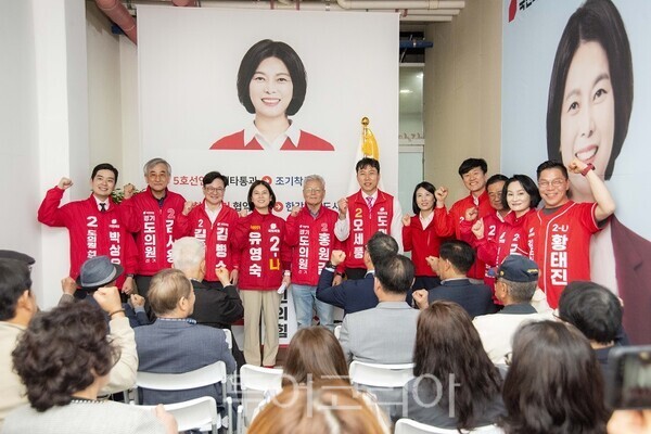 유영숙 김포시의원 후보가 9일 김포시 운양동에서 선거사무소 개소식을 열고 있다.
