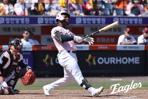 홈런을 날린 페라자(사진=한화)