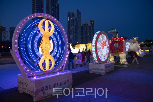 '2026 울산태화가람대축제'에 전시된 다양한 장엄등./사진-김교환 기자