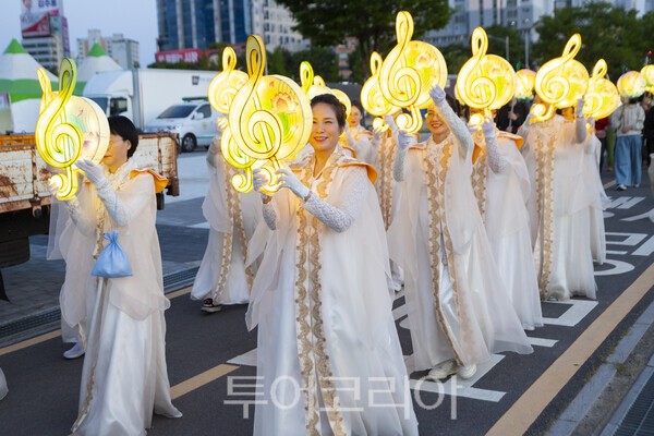 울산태화가람대축제 연등문화제 행렬에 참가한 시민들./사진-김교환 기자