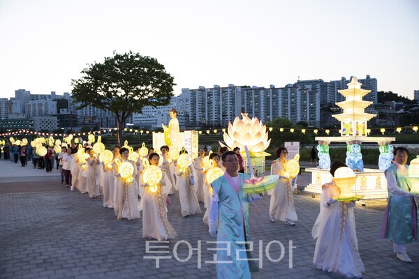폐막식 연등문화제 행렬에 지역 사찰 신도와 시민들이 직접 참여했다./사진-김교환 기자