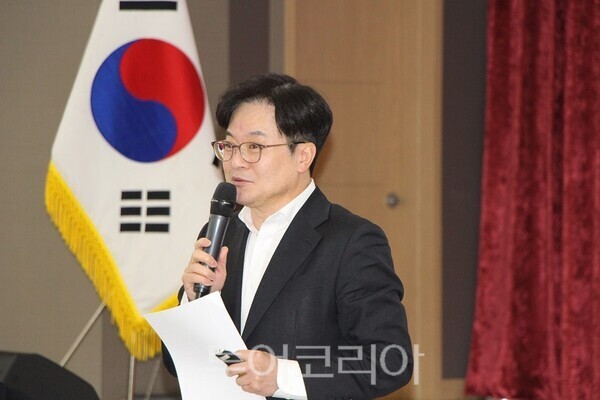 김포시는 김병수 시장이 11일 오전 김포시청 대회의실에서 개최한 ‘2026 출입기자 신년간담회’에서 김포시 시정 방향을 밝히고 역점 사업에 대해 설명하고 있다. 2026.02.11. / 투어코리아 이창호 기자