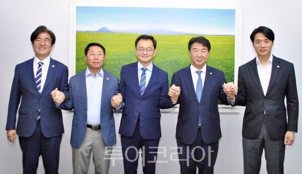 고양시 지역구 국회의원과 민경선 고양시장 후보(좌로부터 김성회, 김영환, 민경선, 이기헌, 한준호)/투어코리아뉴스 김경남 기자