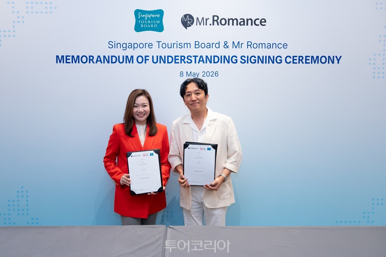 싱가포르관광청과 미스터로맨스가 MOU를 체결했다. (왼) 싱가포르관광청 멜리사 오우(Melissa Ow) 청장과 (오) 미스터로맨스 심세윤 대표/사진-싱가포르관광청