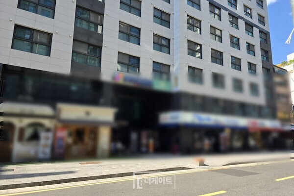 K 회장으로부터 일방적인 괴롭힘을 당했다고 호소한 상인들이 영업을 한 서울 강남구 한 주상복합 아파트 (사진=성상영 기자)