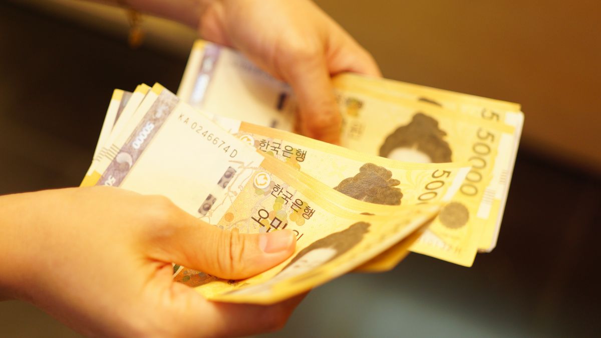 5만원권을 들고 있는 모습. / Patcharanan-shutterstock