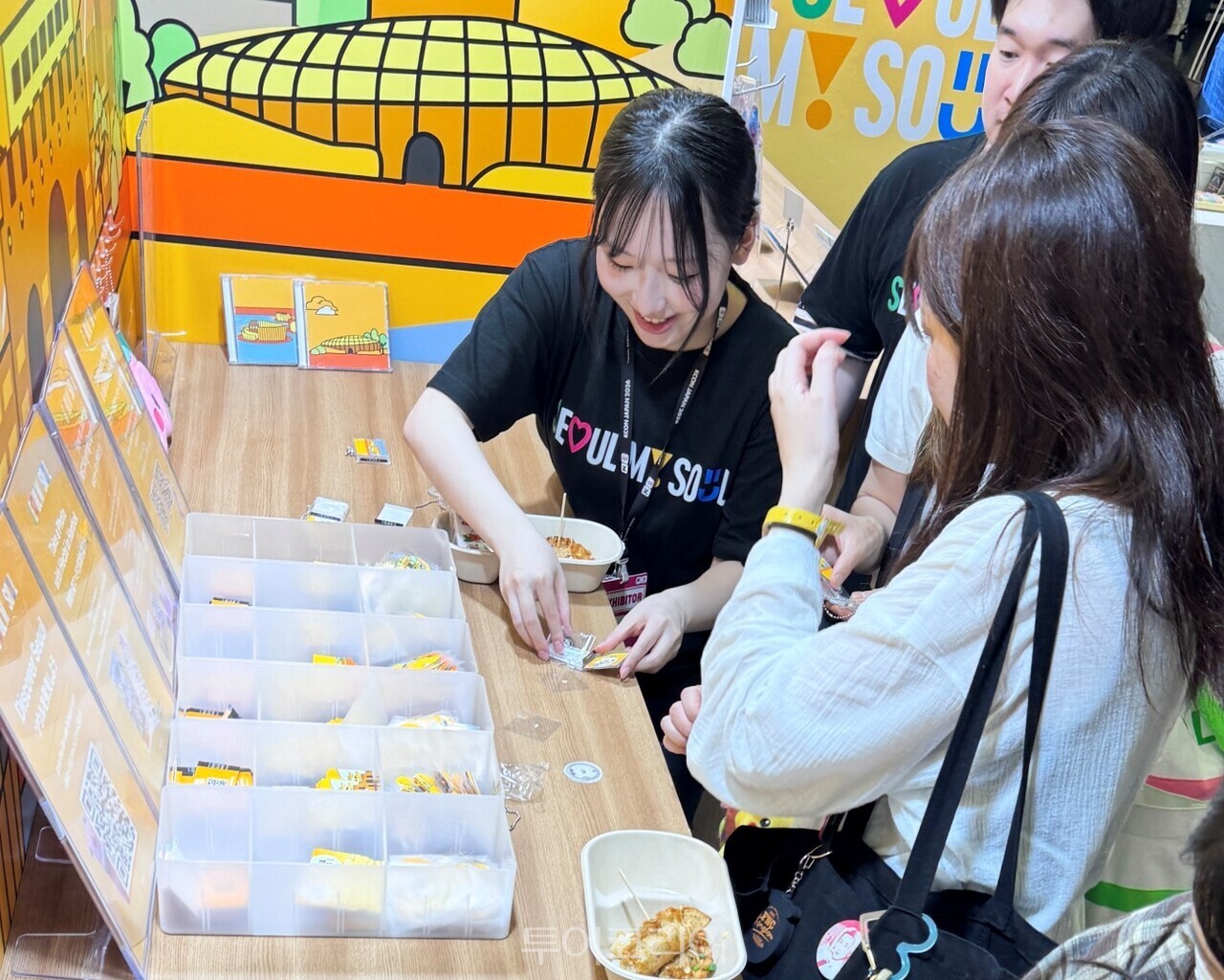 서울굿즈를 구매하는 외국인 DIY 키링 체험을 하는 외국인 /사진-서울관광재단