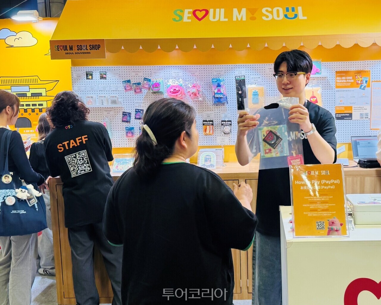서울굿즈를 구매하는 외국인 DIY 키링 체험을 하는 외국인 /사진-서울관광재단