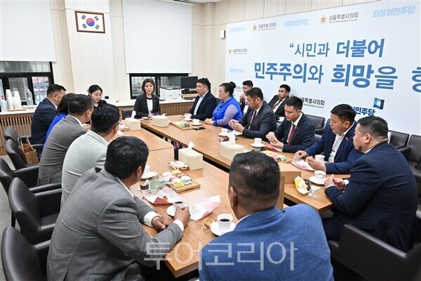 아이수루 서울시의원은 11일 서울시의회 본회의장에서 몽골 울란바타르시 대표단을 접견하고 있다/사진=서울시의회