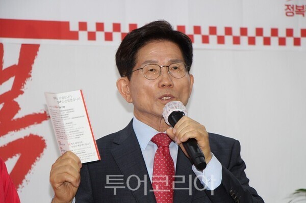 국민의힘 유정복 인천광역시장 후보가 12일 오후 인천 미추홀구에 위치한 선거 사무소 ‘정복캠프’에서 개최한 개소식에서 김문수 명예선대위원장이 축사를 하고 있다. 2026.05.12. / 투어코리아 이창호 기자