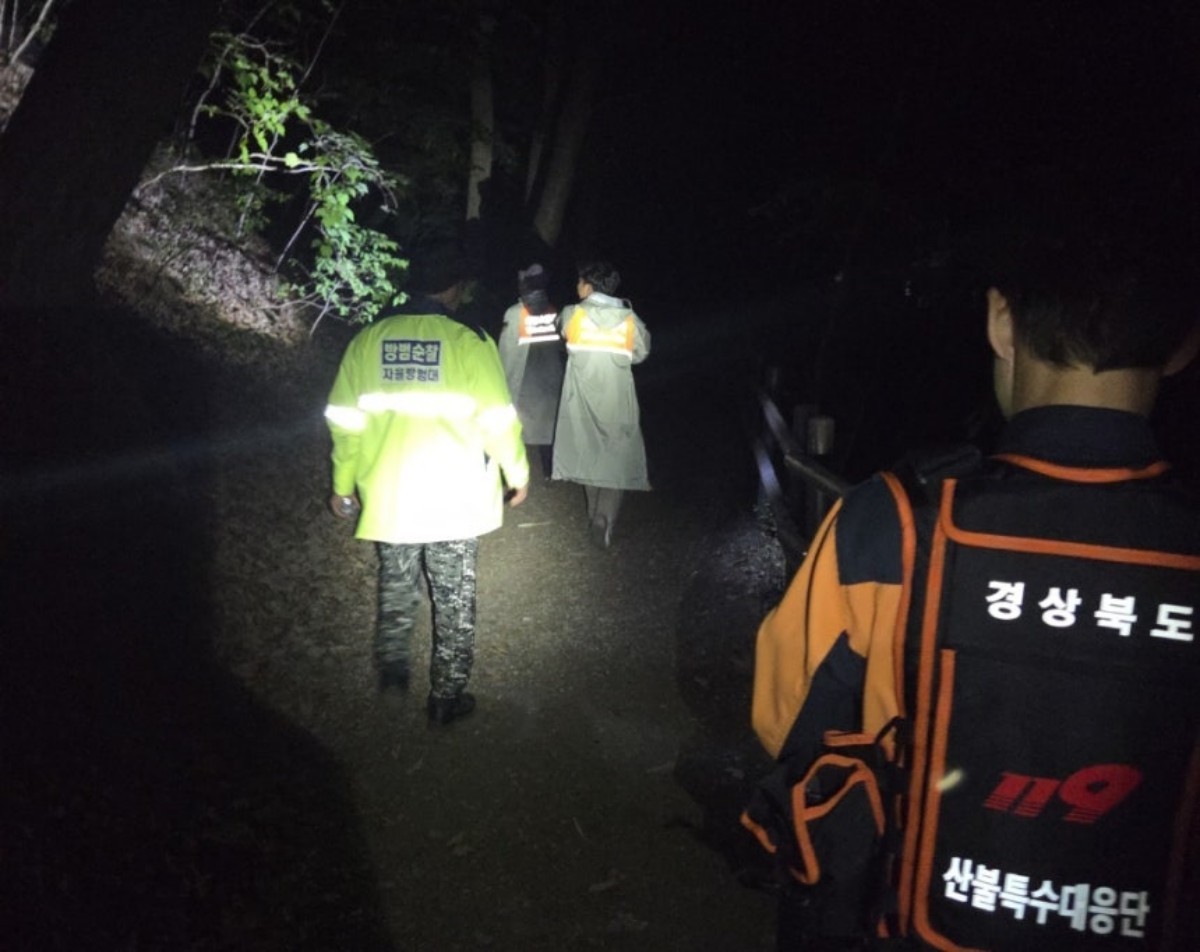 지난 11일 오후 경북 청송군 주왕산국립공원에서 수색을 하는 모습. / 경북소방본부 제공