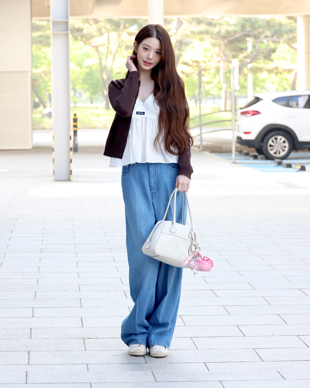 아일렛 자수 화이트 탑 디테일이 선명하게 담긴 장원영 클로즈업 컷 / 사진=미우미우(Miu Miu)
