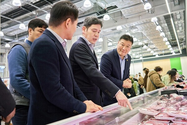 정용진 신세계그룹 회장이 인천 트레이더스 구월점을 찾아 축산 매장에서 상품을 살펴보고 있는 모습(사진=신세계그룹)