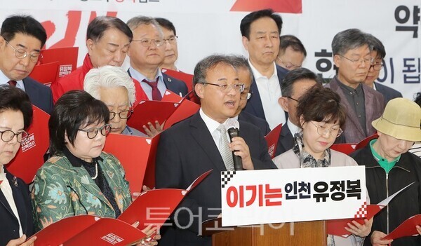 유정복 인천시장 후보 지지 교수 100인이 13일 정복캠프에서 유 후보 지지 선언을 하고있다. (사진=정복캠프)