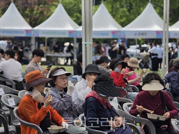 인천광역시가 14일 인천애뜰에서 개최한 '제25회 식품안전의 날 기념식'에서 시민들이 점심식사를 하고 있다. 2025.05.14. / 투어코리아 이창호 기자