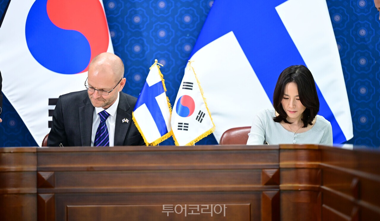 외교부는 김진아 외교부 2차관과 유리 예르비아호(Jyri Jarviaho) 주한핀란드대사가 13일 '한-핀란드 워킹홀리데이 협정'에 서명했다 / 사진-외교부