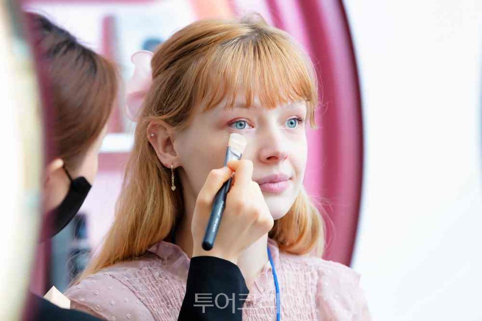 (재)한국화장품산업연구원이 운영중인 K-뷰티체험관 뷰티플레이(중구 명동 소재)에서 K-뷰티를 체험중인 방한 외국인 관광객들/사진-한국관광공사&nbsp;