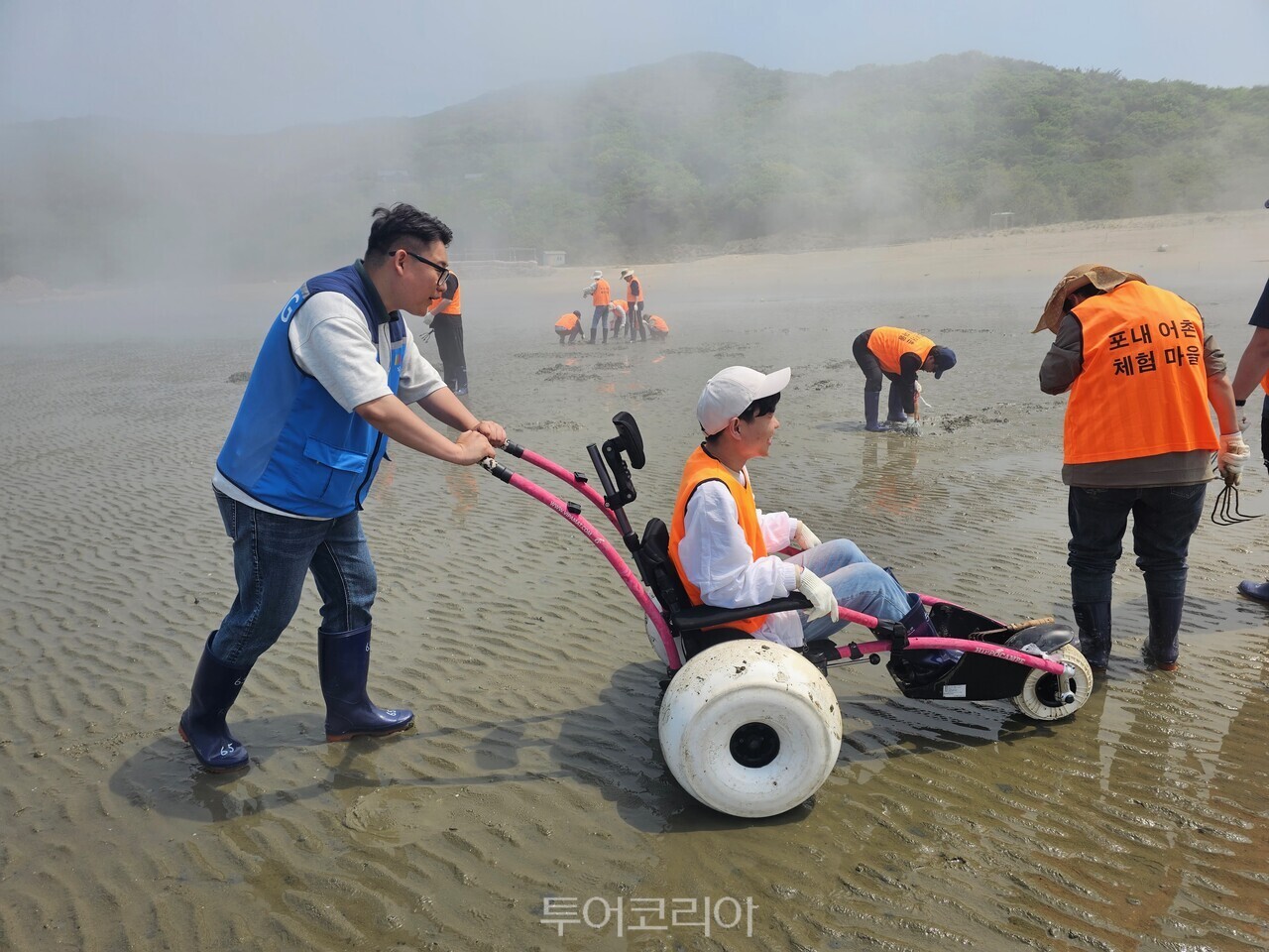 바다 휠체어를 타고 갯벌체험을 하는 참가자 / 사진-한국관광공사