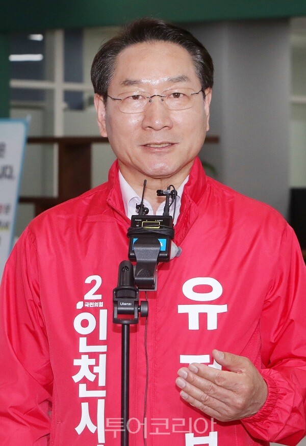 유정복 인천시장 후보가 14일 인천선거관리위원회에서 후보자 등록을 마친 뒤 기자들의 질문에 답하고 있다. (사진=정복캠프)