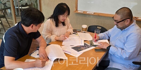 거제시 관광과와 거제시관광협의회 관계자들이  ‘K-푸드로드 문화관광 활성화 사업’에 대해 회의를 갖고 있다./사진=거제시관광협의회