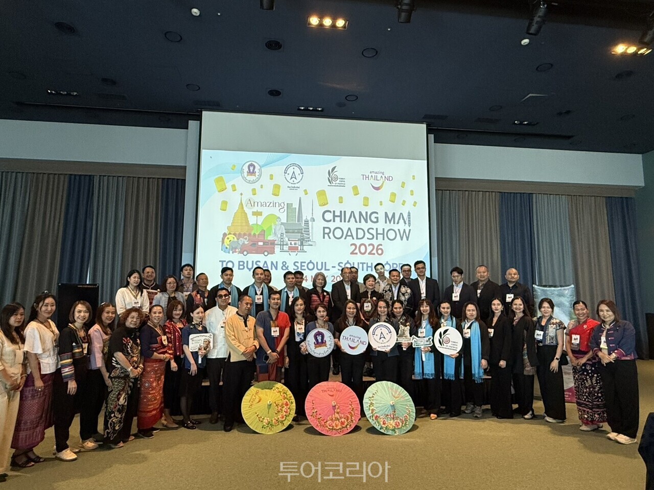 지난 12일 부산에서 욜린 료드쇼에서 참가자들이 기념사진을 찍고 있다. /사진-태국관광청