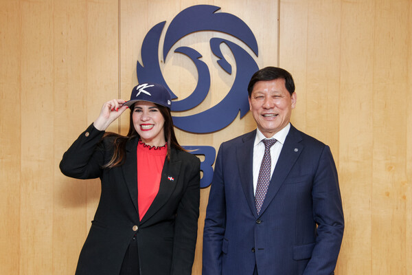 허구연 총재와 도미니카 공화국 대사(사진=KBO)