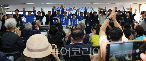 더불어민주당 박찬대 인천광역시장 후보가 16일 오후 미추홀구 경인로 한화생명 빌딩에 위치한 선거사무소 ‘당찬캠프’에서 개소식을 개최하고 있다. 2026.05.16. / 투어코리아 이창호 기자