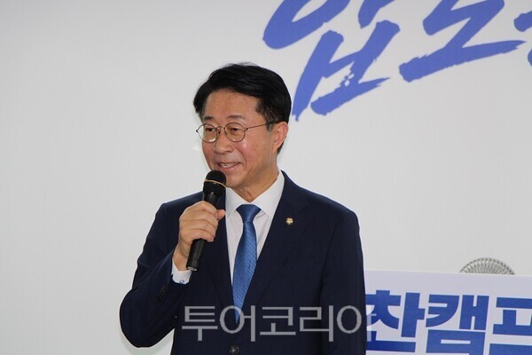 더불어민주당 박찬대 인천광역시장 후보가 16일 오후 미추홀구 경인로 한화생명 빌딩에 위치한 선거사무소 ‘당찬캠프’에서 개최한 개소식에서 후반기 국회의장 후보로 선출된 조정식 의원이 축사를 하고 있다.