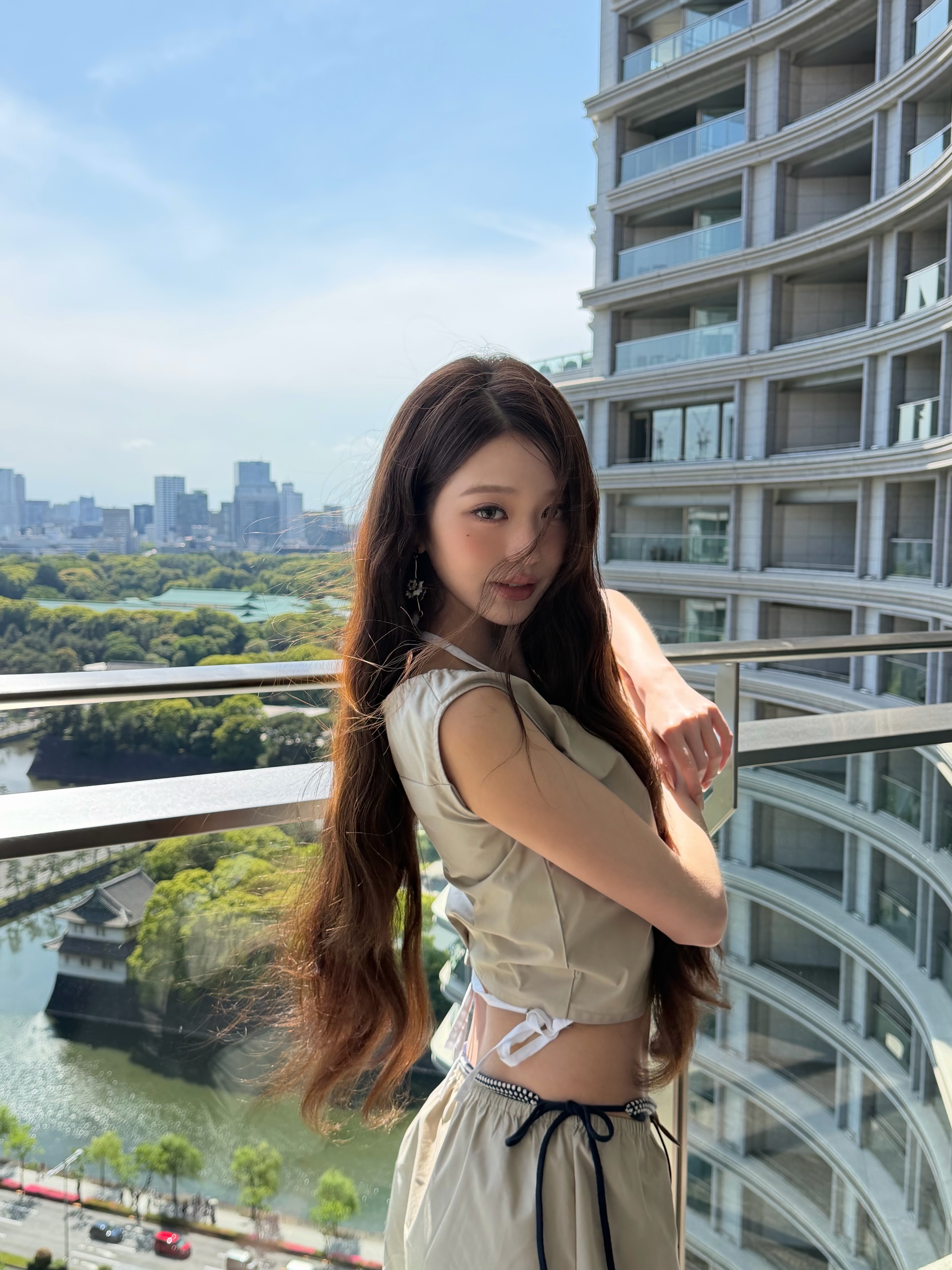 크로스 스트랩 백 디자인과 허리 버클 디테일이 돋보이는 사이드 룩 / 사진=장원영 WONYOUNG 인스타그램 @for_everyoung10