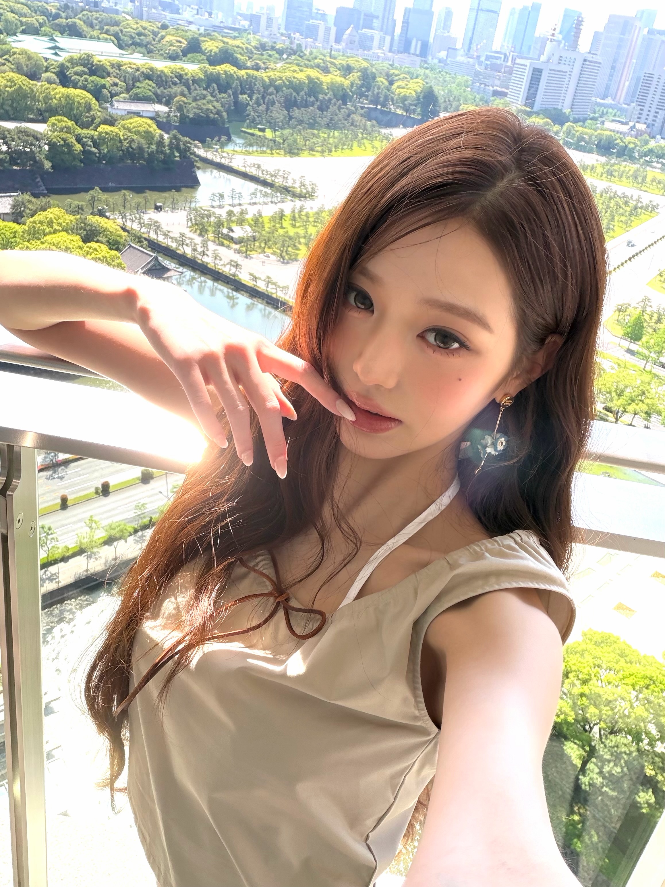리본 끈 디테일 베이지 크롭 톱 클로즈업과 봄 메이크업 셀카 / 사진=장원영 WONYOUNG 인스타그램 @for_everyoung10