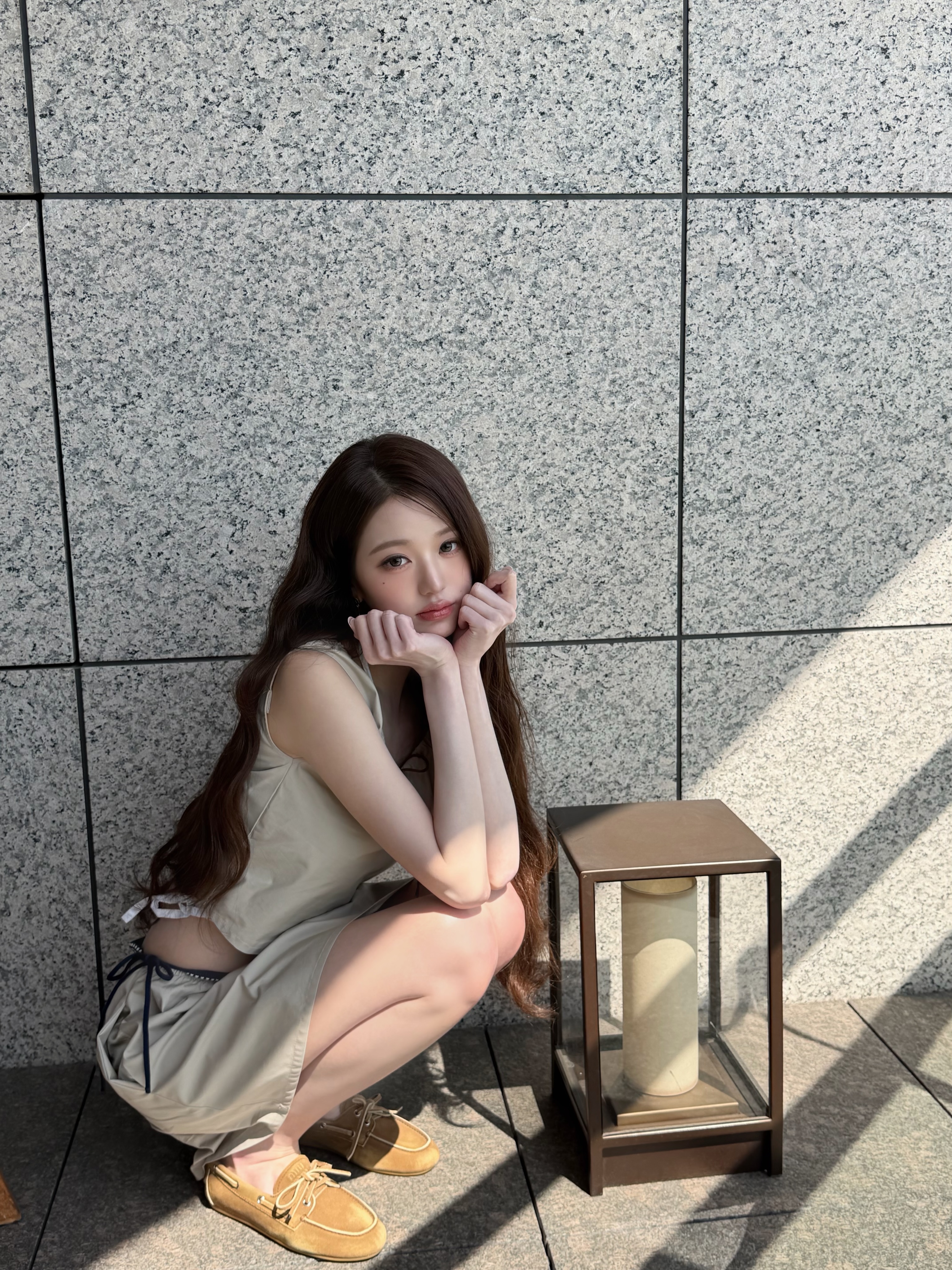 옐로우 스웨이드 로퍼와 베이지 드로스트링 미니 스커트 풀 룩 / 사진=장원영 WONYOUNG 인스타그램 @for_everyoung10
