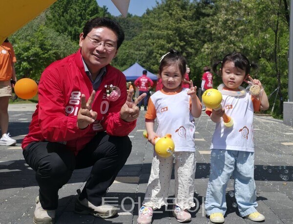 어린이와 함께한 이상일 용인시장 후보/투어코리아뉴스 정명달 기자