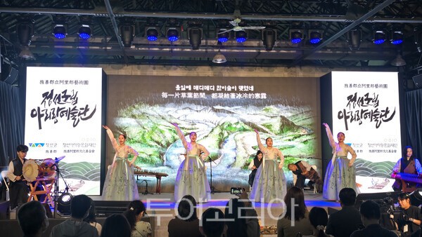 정선군립아리랑예술단이 대만 타이베이의 대표 복합문화예술공간인 타이베이 화산1914 문화창의산업원구에서 열리고 있는 ‘K-관광 로드쇼 in 타이베이’에 참가해 많은 관객이 참석한 가운데 ‘뗏꾼’ 해외 쇼케이스를 선보이고 있다./사진=정선군