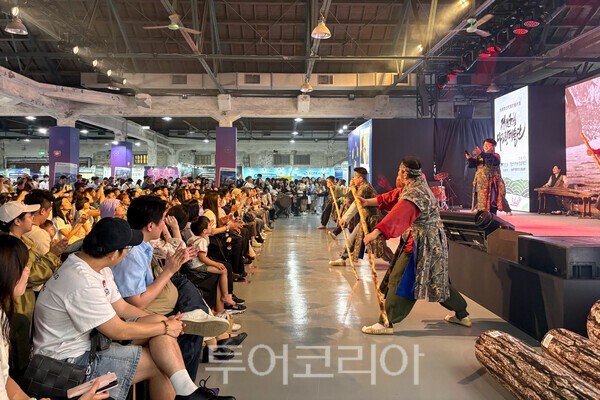 정선군립아리랑예술단이 대만 타이베이의 대표 복합문화예술공간인 타이베이 화산1914 문화창의산업원구에서 열리고 있는 ‘K-관광 로드쇼 in 타이베이’에 참가해 많은 관객이 참가한 가운데 ‘뗏꾼’ 해외 쇼케이스를 선보이고 있다./사진=정선군
