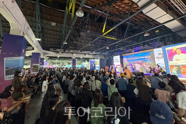 정선군립아리랑예술단이 선보이는 ‘뗏꾼’ 공연을 보기위해 몰려든 대만 관객들./사진=정선군
