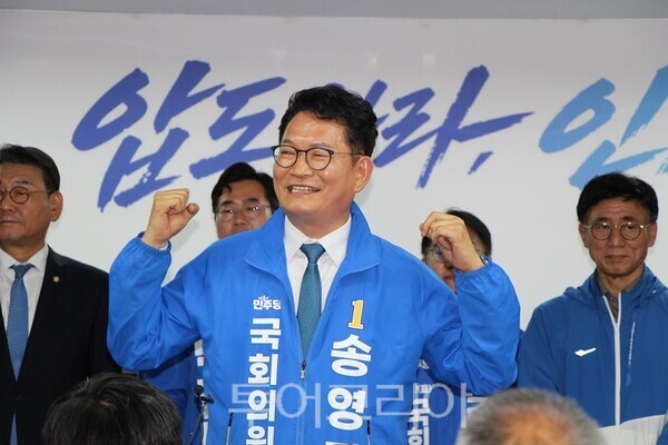 더불어민주당 박찬대 인천광역시장 후보가 16일 오후 미추홀구 경인로 한화생명 빌딩에 위치한 선거사무소 ‘당찬캠프’에서 개최한 개소식에서 송영길 재보선 후보가 발언을 하고 있다. 2026.05.16. / 투어코리아 이창호 기자