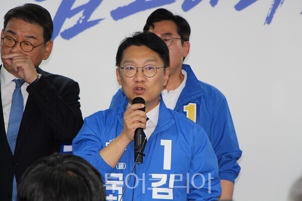 더불어민주당 박찬대 인천광역시장 후보가 16일 오후 미추홀구 경인로 한화생명 빌딩에 위치한 선거사무소 ‘당찬캠프’에서 개최한 개소식에서 김남준 재보선 후보가 발언을 하고 있다. 2026.05.16. / 투어코리아 이창호 기자