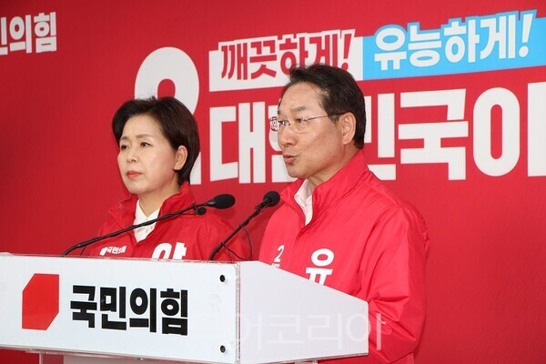 국민의힘 유정복 인천시장 후보가 17일 오후 1시 20분 서울 여의도 국민의힘 중앙당사 3층 기자회견실에서 긴급 기자회견을 마치고 기자들의 질문에 답변하고 있다. 2026.05.17. / 투어코리아 이창호 기자