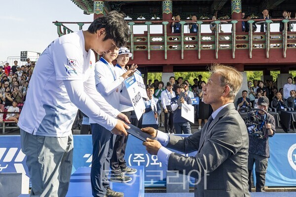 인천 계양구가 ‘2026 Gyeyang Open 국제양궁대회’가 17일 계양아라온 수향원에서 열린 결승 경기 후 윤환 계양구청장이 시상을 하고 있다.