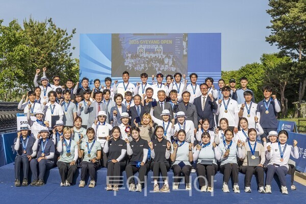 인천 계양구가 ‘2026 Gyeyang Open 국제양궁대회’가 17일 계양아라온 수향원에서 주요 일정을 마무리하고 기념활영을 하고 있다.
