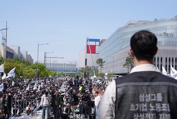 삼성전자 초기업노조가 경기도 평택시 평택캠퍼스 앞에서 진행한 투쟁결의대회 참석 모습(사진=삼성전자 초기업노조)