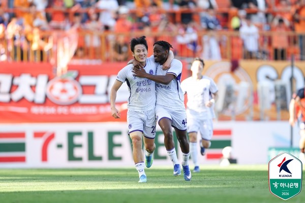 김동진과 라파엘(왼쪽부터, FC안양). 한국프로축구연맹 제공 