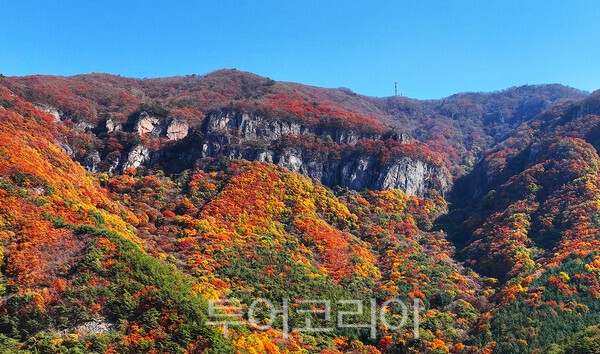 사진 / 서창에서 바라본 적상산의 가을_투어코리아 유지훈 기자