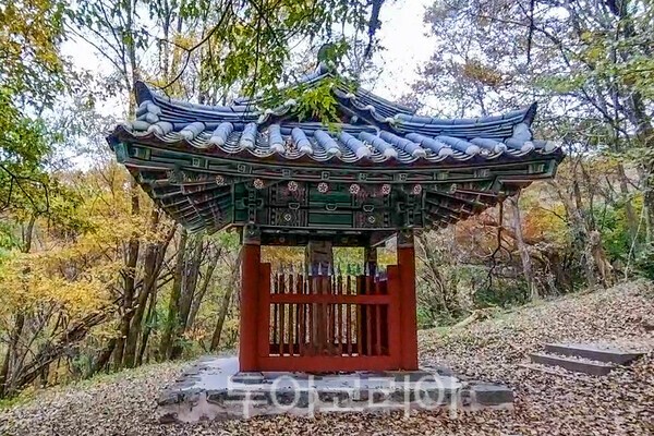 사진 / 적상산 호국사비의 누각_투어코리아 유지훈 기자