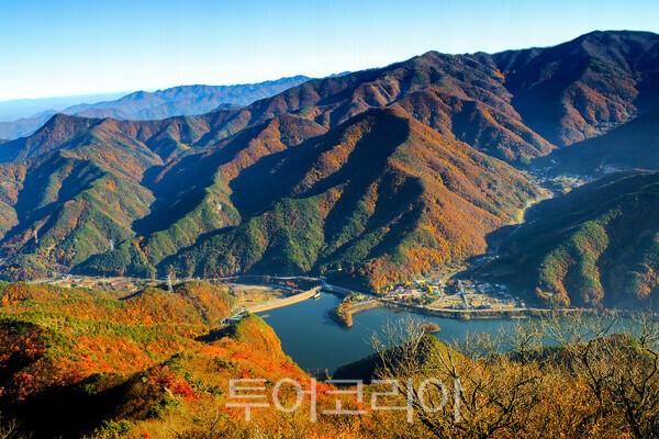 사진 / 적상산 전망대에서 본 하부댐의 모습_투어코리아 유지훈 기자