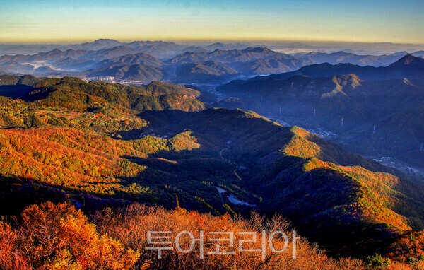 사진 / 적상산 전망대에서 바라본 모습_투어코리아 유지훈 기자