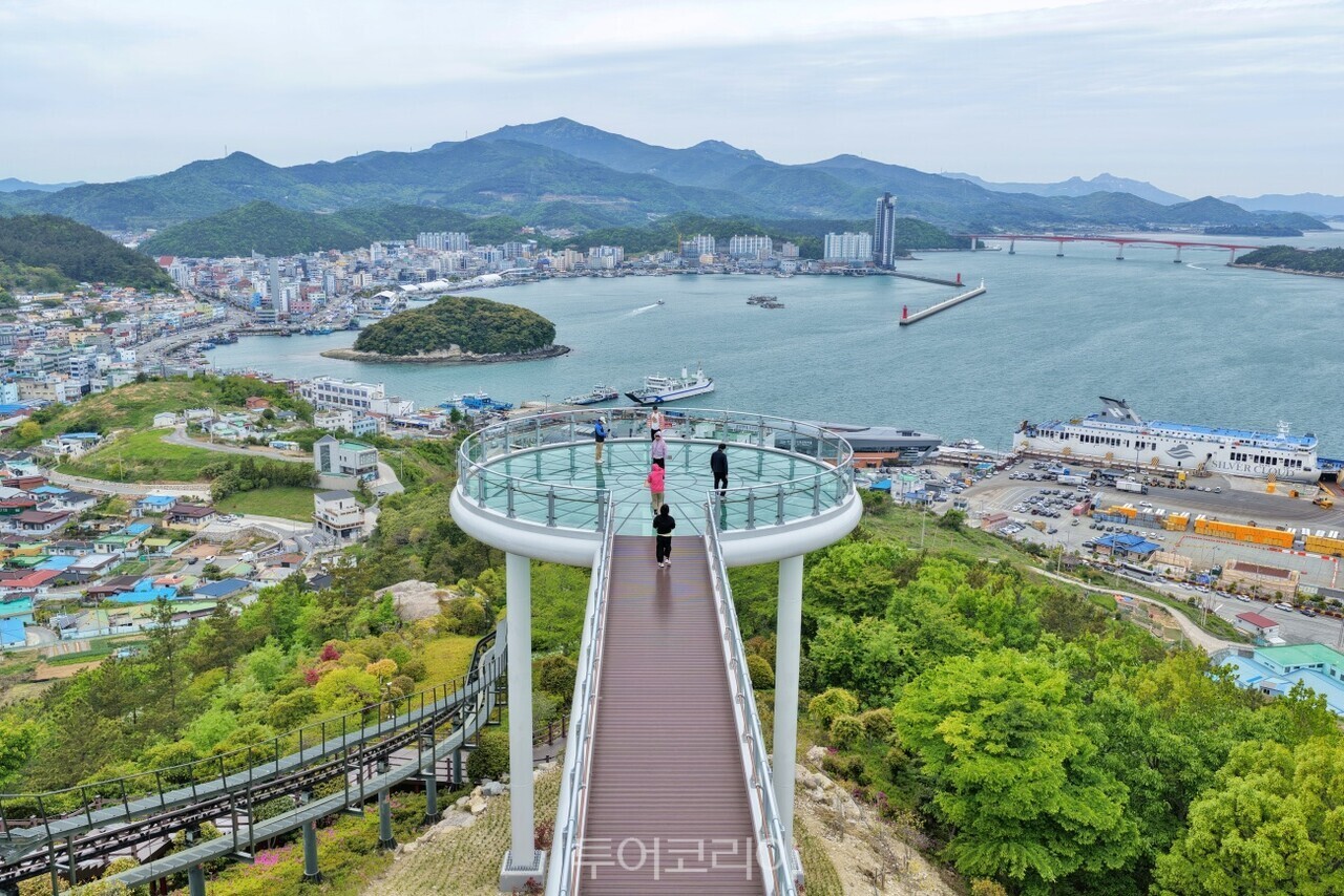 완도 다도해 일출공원 전경에 설치된 스카이 워크  /사진-완도군