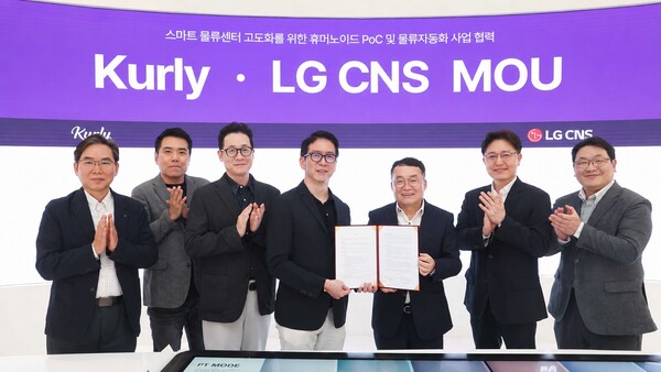 박상균 LG CNS 통신·유통·서비스사업부장 전무(오른쪽 두번째)와 이준호 스마트물류&시티사업부장 전무(오른쪽 세 번째)가 허태영 컬리 COO 부사장 등 경영진과 기념촬영을 하고 있는 모습(사진=LG CNS 제공)