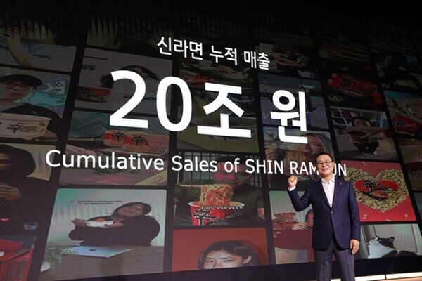 조용철 농심 대표이사가 지난 13일 신라면 출시 40주년 기념 기자간담회에서 사진 촬영에 임하고 있는 모습(사진=농심)