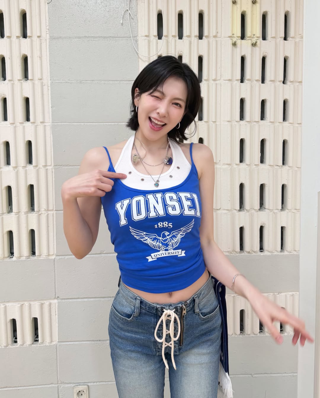 블루 크롭 탱크탑과 화이트 이너 레이어드, 멀티 참 네클리스 상반신 클로즈업 / 사진=강지영 인스타그램 @kkangjji_